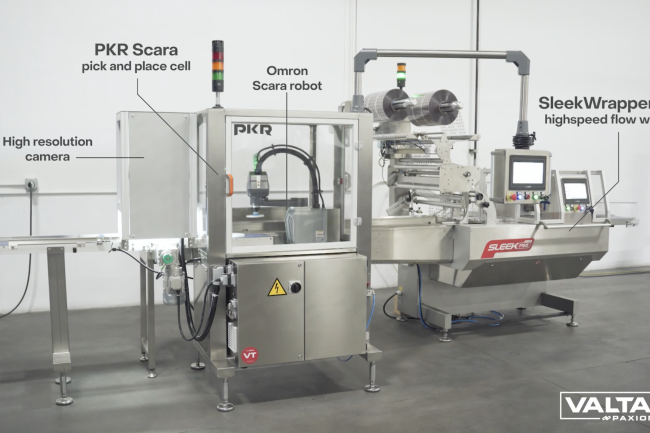 flow wrapping machine with integrated product loading robot